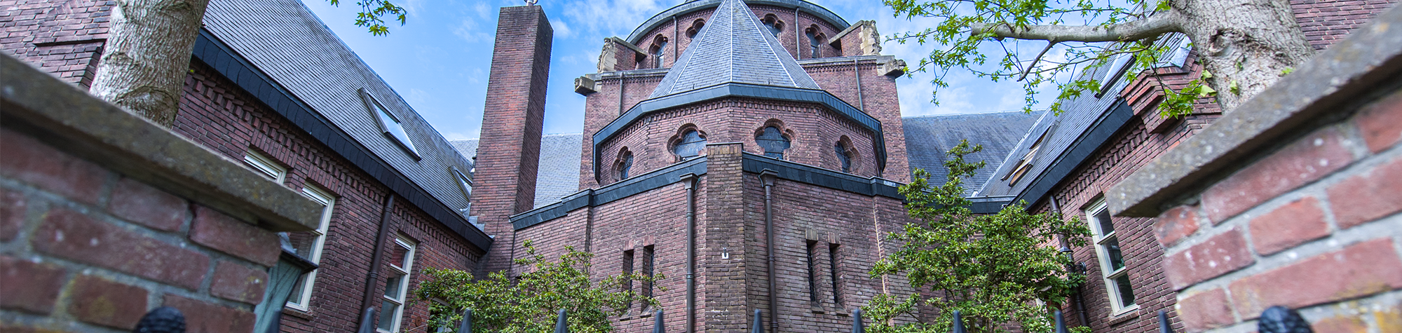 Appartement te koop in voormalige kerk met een doopvont als gootsteen.